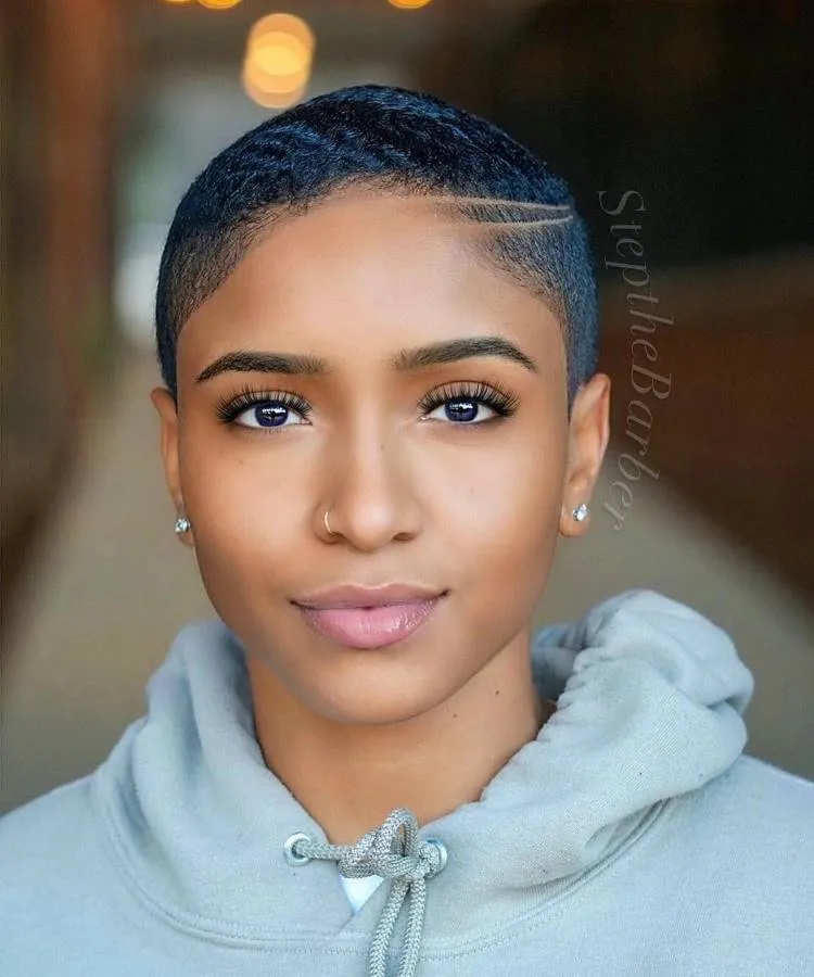 Mulher com corte de cabelo buzz cut
