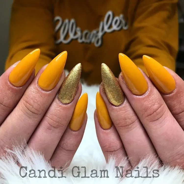 Mçãos com unha stiletto em mostarda e dourado 
