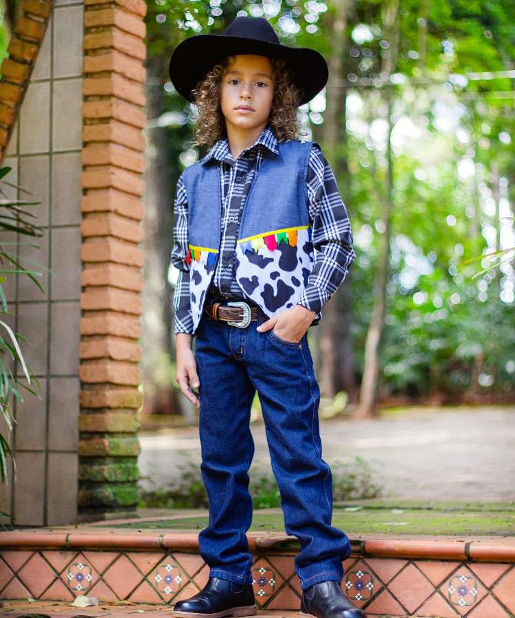 Menino com look caipira e colete junino para festa junina infantil