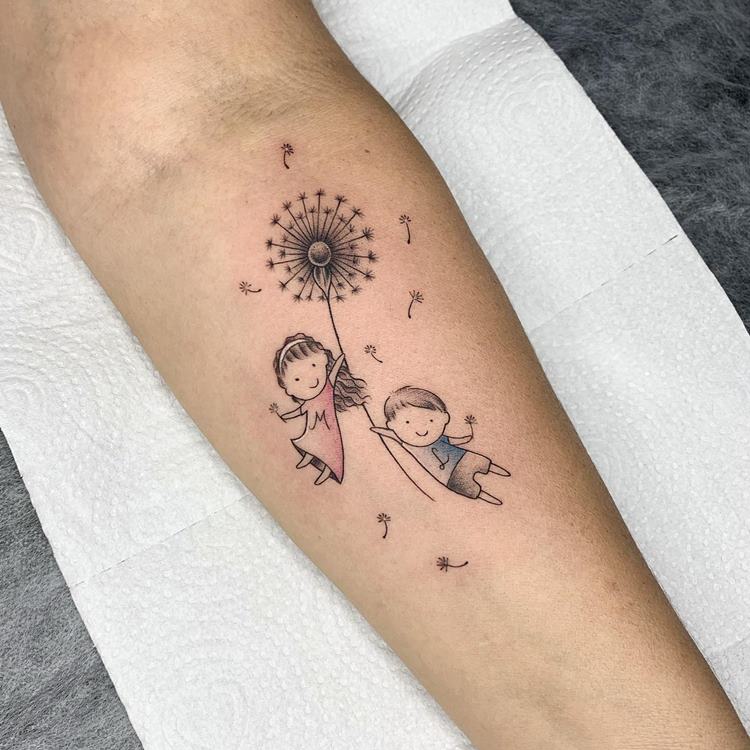 Tatuagem menina e menino segurando flor dente de leão