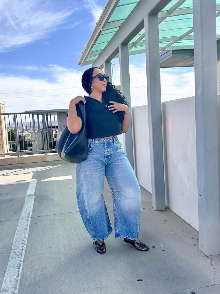 Mulher de pele clara com camiseta preta, calça jeans barrel e Mesh Ballet Flat preta