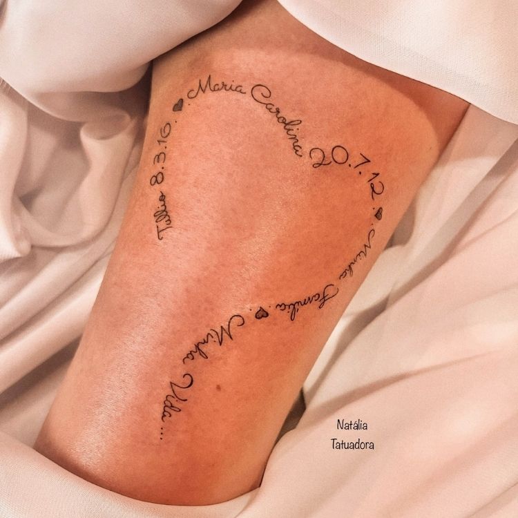 Foto de tatuagem com nomes e datas em formato de coração