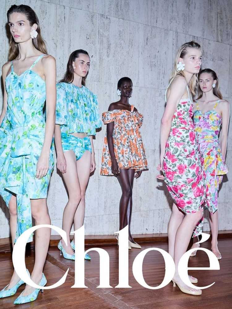 Foto de modelos usando looks floridos da Chloé durante a Paris Fashion Week