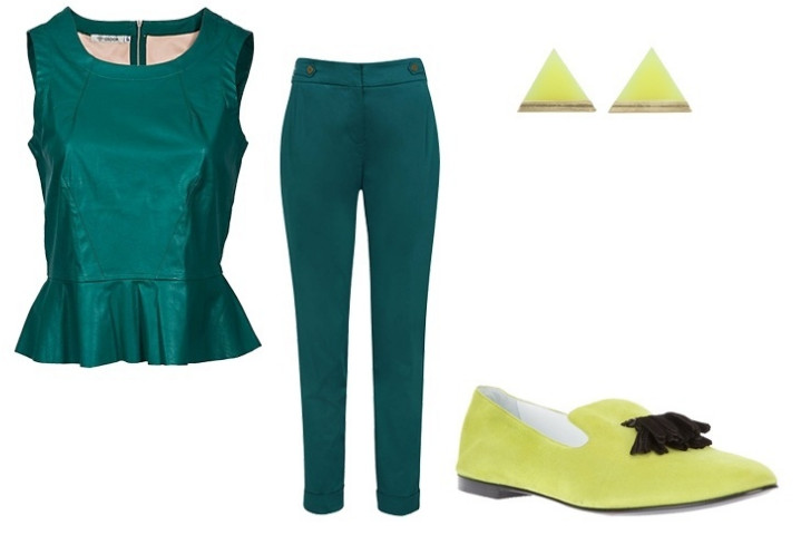 Top e calça verdes com acessórios amarelos.