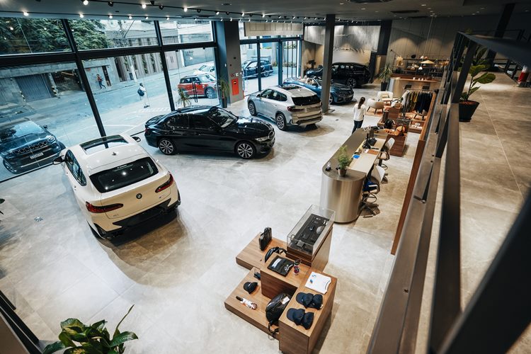 Vista de cima da Concessionária de luxo Autostar em São Paulo, nova decoração e conceito. Carros BMW dispostos em sala premium