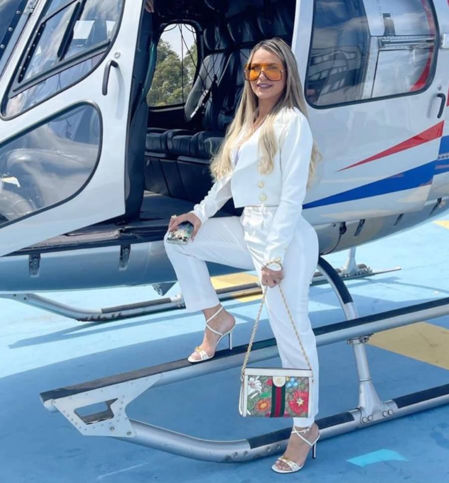 Foto de Deolane enquanto entra em um helióptero