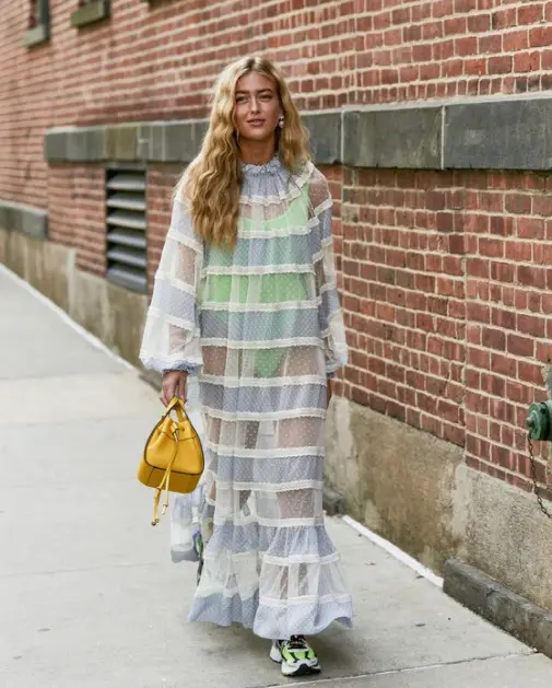 Vestido breezy com recorte listrado transparente sobreposto a body 