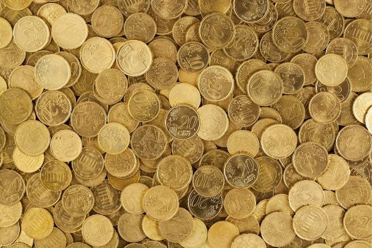 Moedas douradas para simpatia de Ano Novo 2026 para atrair dinheiro