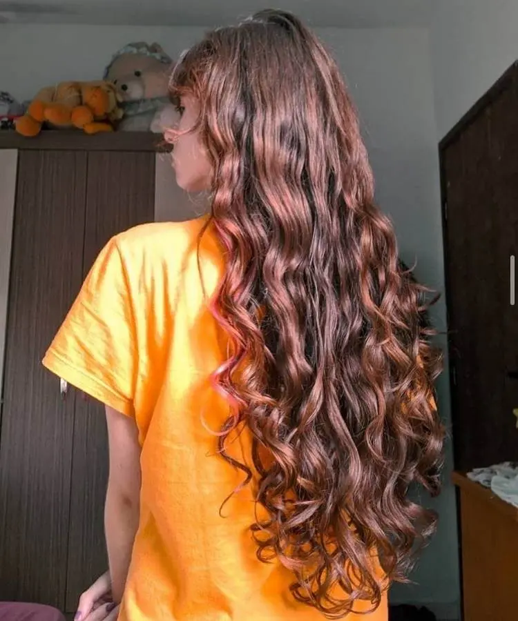 Corte cabelos cacheados super longo.