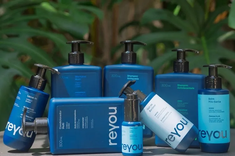 Foto de todos os produtos de beleza da marca reyou®, fundada por Cauã Reymond