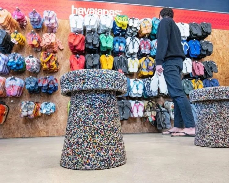 Foto de banqueta Havaianas e Desmobilia feita de borracha de chinelos reciclada