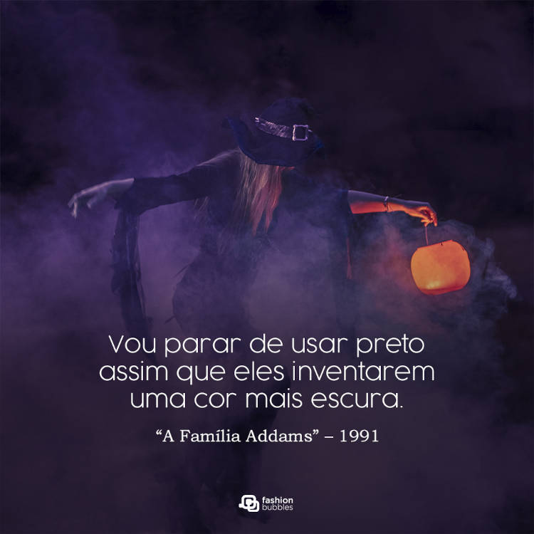 Foto de bruxa com sacola de abóbora e frase "Vou parar de usar preto assim que eles inventarem uma cor mais escura.” (“A Família Addams – 1991)