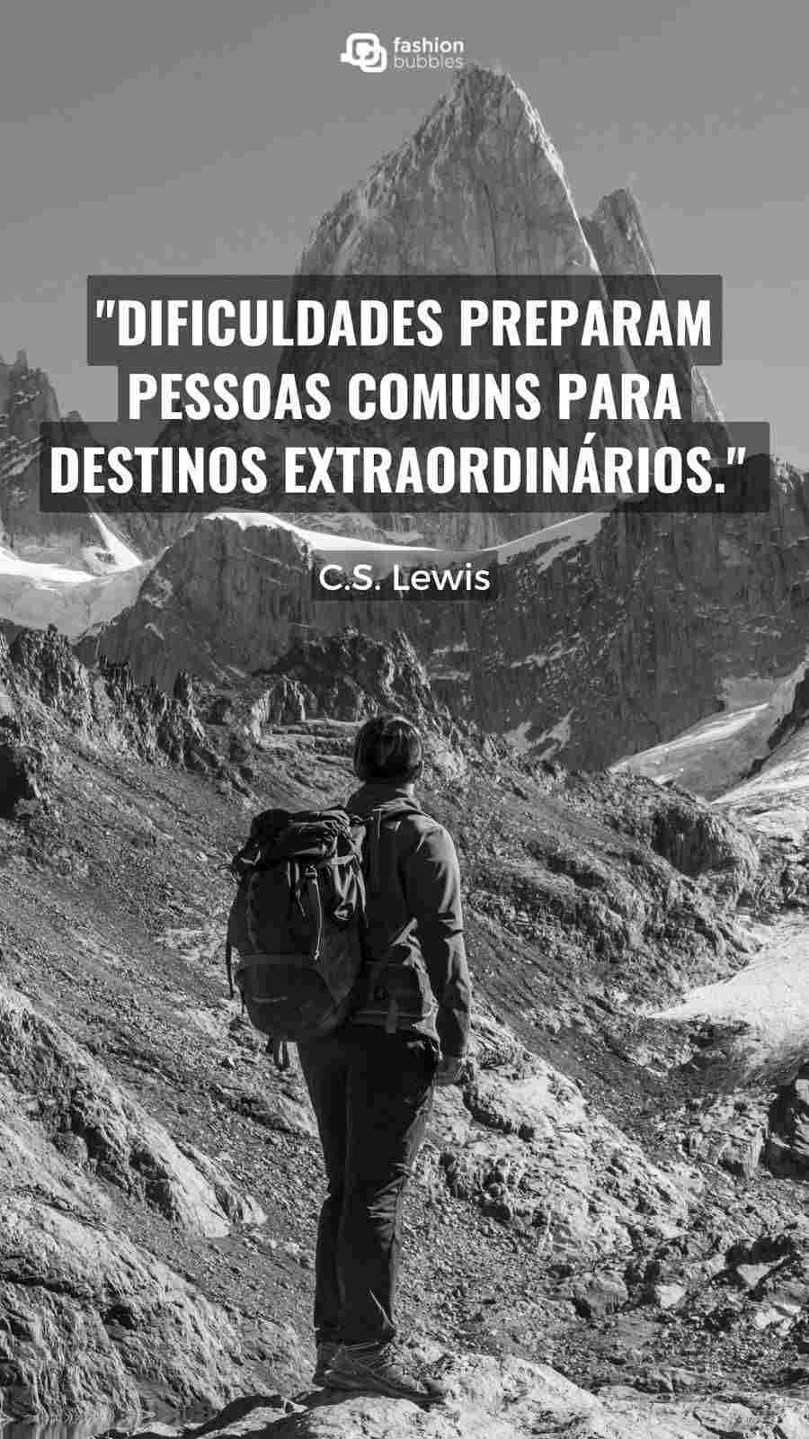 Frase de C.S Lewis: "Dificuldades preparam pessoas comuns para destinos extraordinários." 