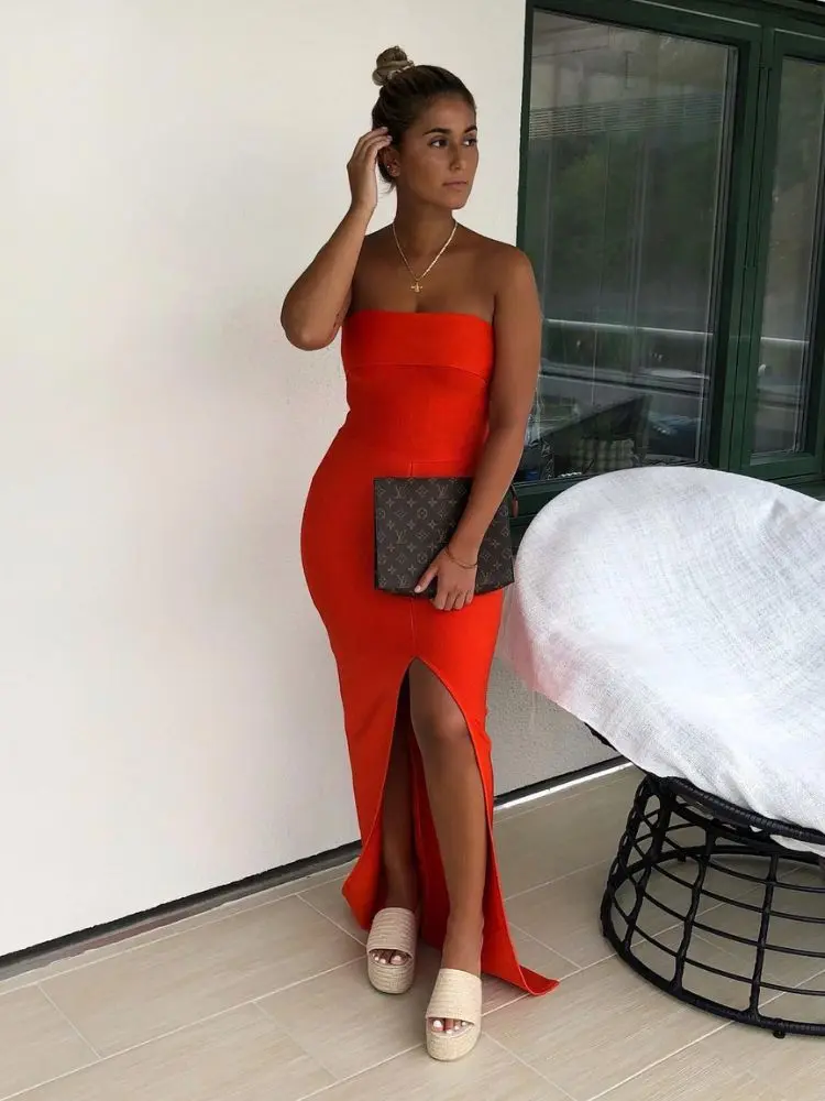mulher usando vestido sem alça vermelho para o Natal