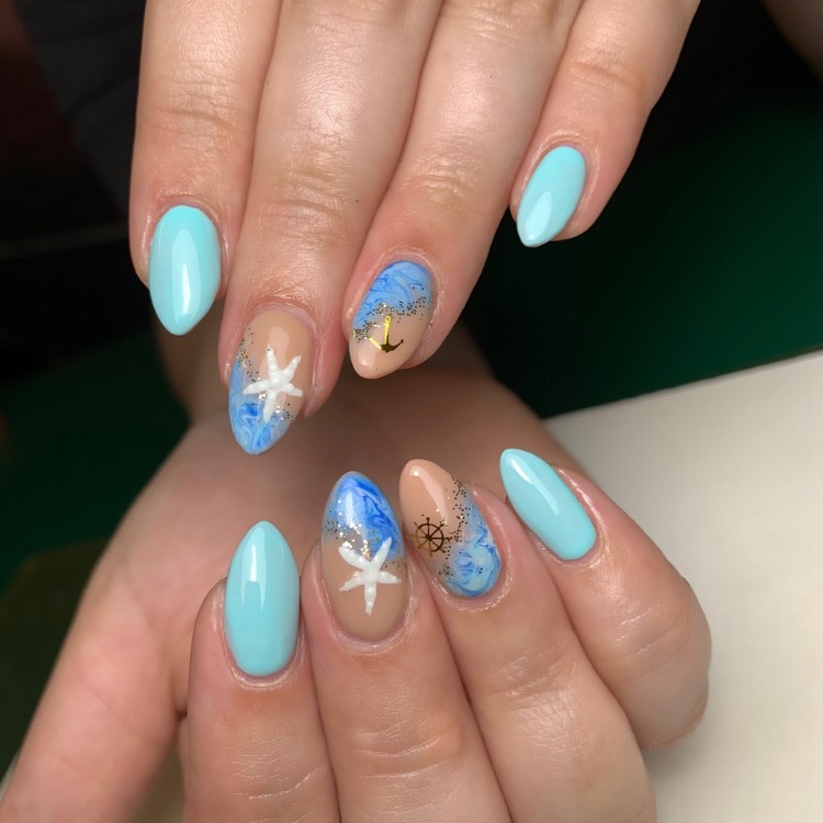 Unhas almond em turquesa com desenhos marinhos