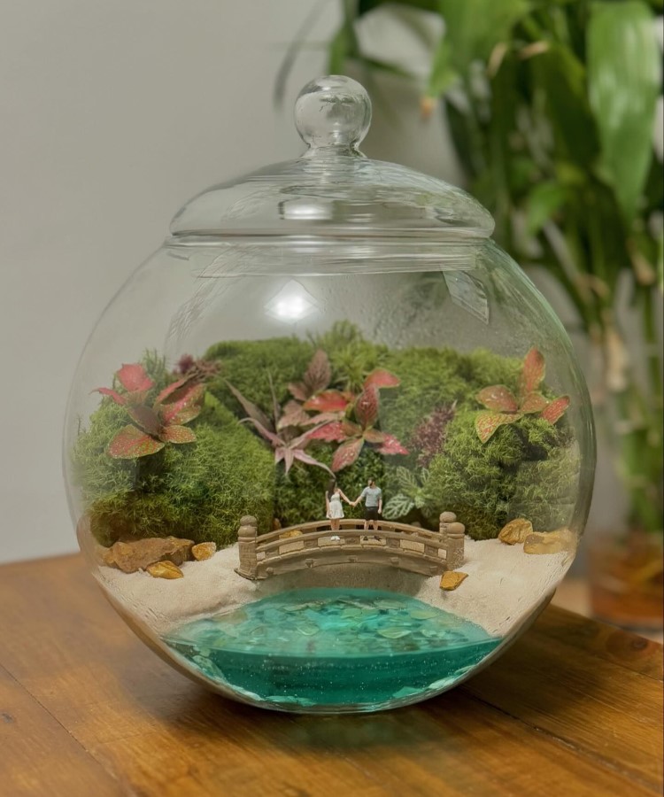 Lembrancinhas de Dia dos Namorados inspirado no Pinterest: terrário com representação de casal em uma paisagem com ponte