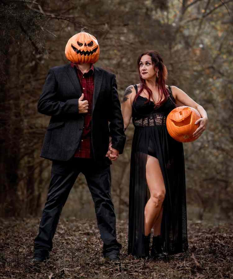 Fantasia de casal para o Halloween: Sr. e Sra. Abóbora. Ele usa terno preto, camisa vermelha e abóbora na cabeça enquanto ela usa vestido preto e segura abóbora 