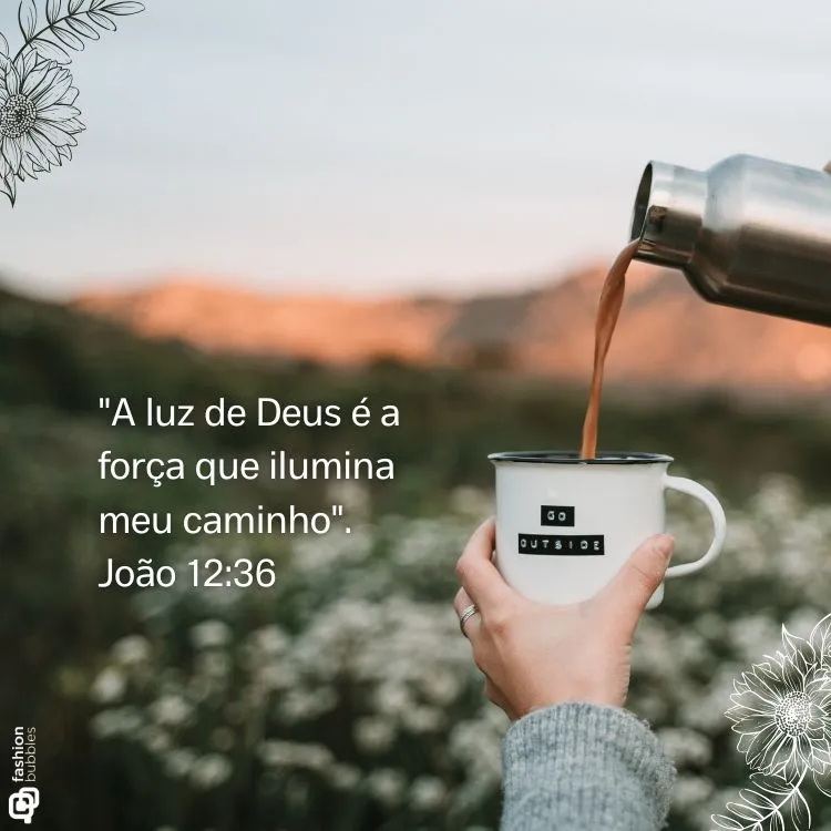 Uma pessoa segura uma caneca branca enquanto café é derramado de uma garrafa térmica, com montanhas e vegetação desfocadas ao fundo. Desenhos de flores adornam os cantos, complementando a citação bíblica sobre a luz de Deus.