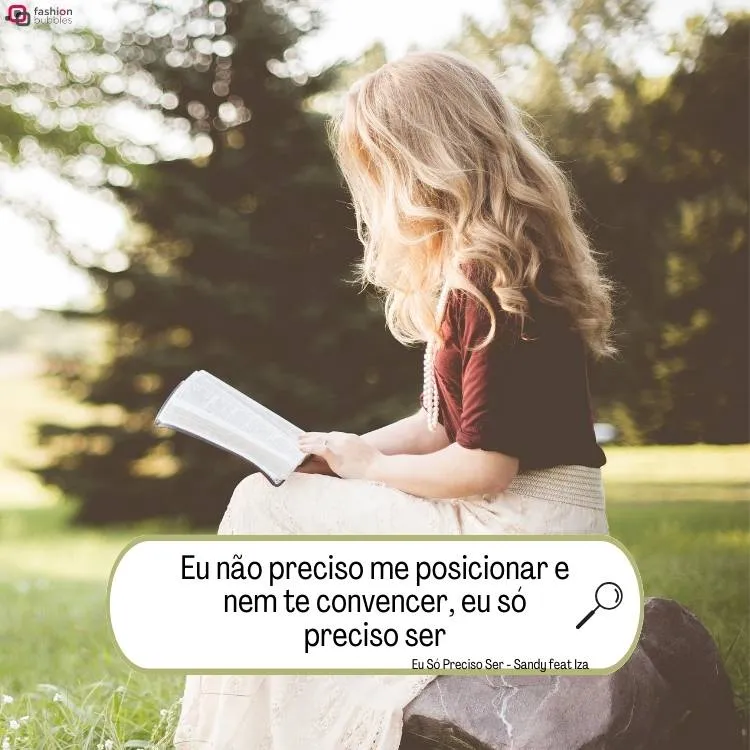 Mulher loira de pele clara lendo um livro em um campo. Ainda, há escrito o trecho Eu não preciso me posicionar e nem te convencer, eu só preciso ser" e "Eu Só Preciso Ser, Sandy feat Iza".