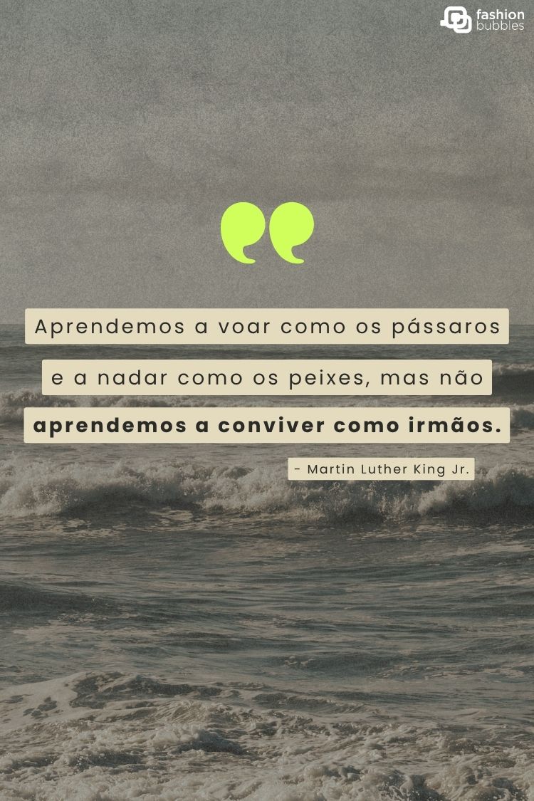A imagem apresenta uma citação de Martin Luther King Jr. sobre o convívio humano, sobreposta a uma foto de ondas do mar. A frase diz: "Aprendemos a voar como os pássaros e a nadar como os peixes, mas não aprendemos a conviver como irmãos." O logo "fashion bubbles" está no canto superior direito.







