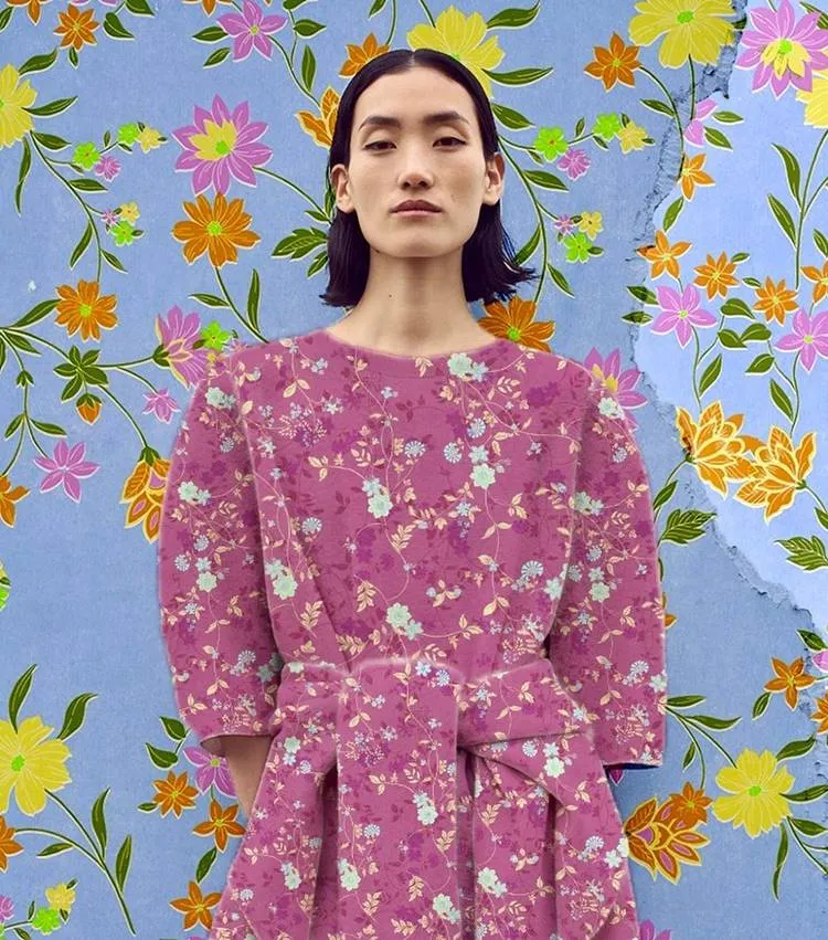 mulher oriental usando vestido com estampa chintz