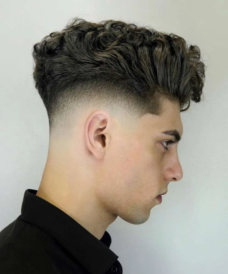 Corte para homem: degradê em cabelo castanho natural 