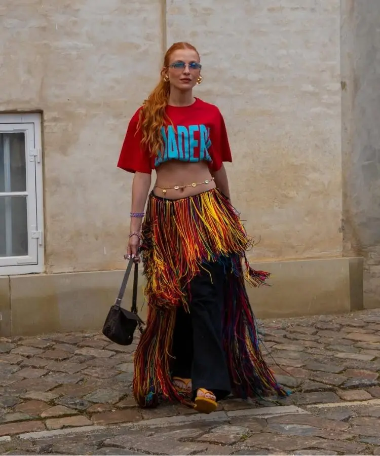 Natalia Brisolla usando saia de franjas, um dos looks das brasileiras na Copenhagen Fashion Week