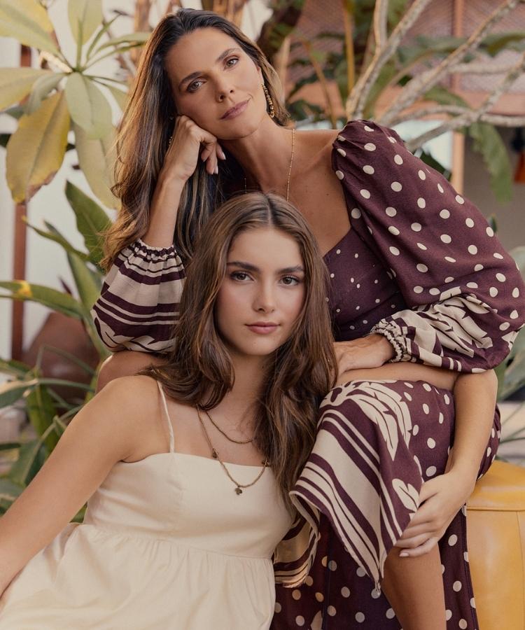 Daniela Sarahyba fotografada ao lado de sua filha Gabriela para a Dress To