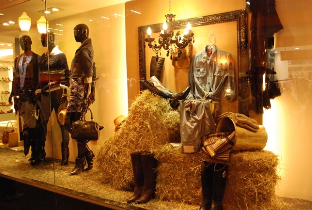Vitrine decorada de São João com feno
