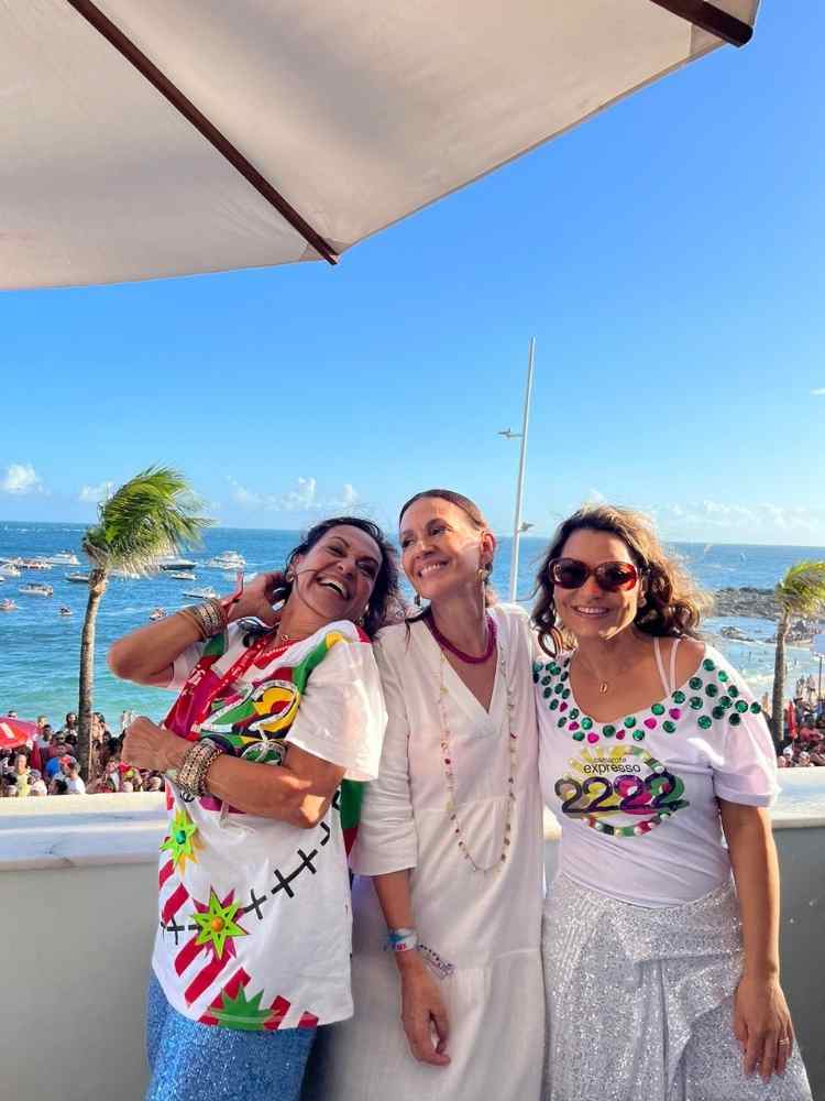 Janja, 1ª dama no Carnaval 2023 em Salvador, ao lado de amigas.