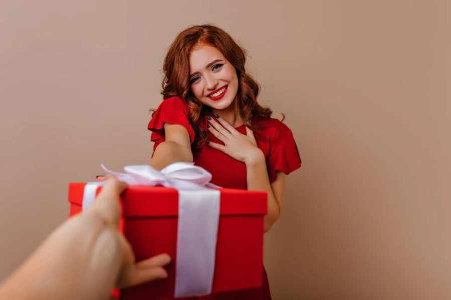 Foto de garota vestida de vermelho pegando um presente no amigo ladrão.