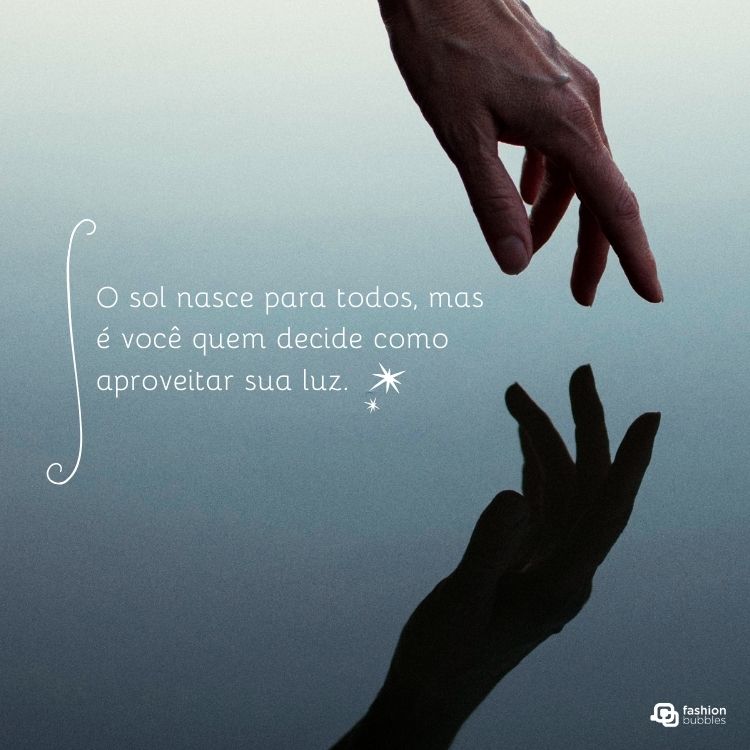 Imagem com fundo gradiente em tons de azul. Mão estendida no topo aponta para o reflexo de si mesma abaixo. Ao lado, o texto: "O sol nasce para todos, mas é você quem decide como aproveitar sua luz."