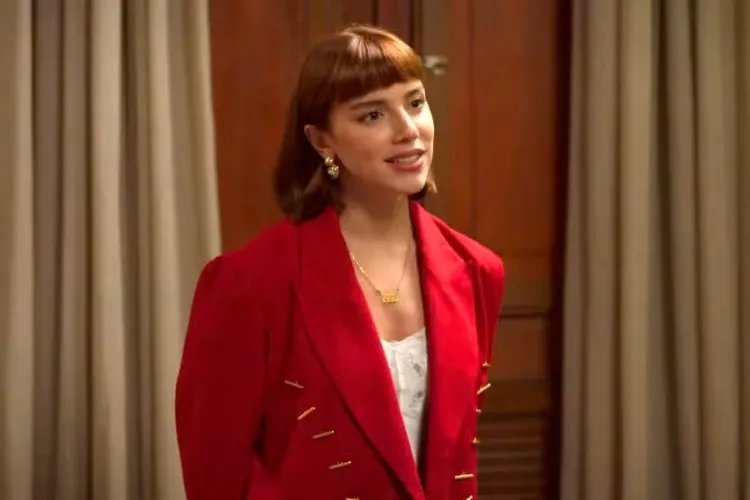 Foto de Alice Wegmann usando blusa branca e blazer vintage vermelho