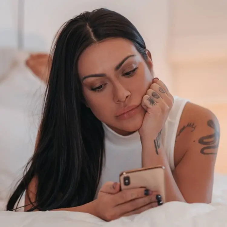Foto de Cleo e sua tatuagem.