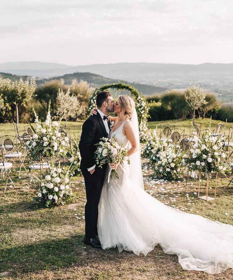 Casal de noivos em casamento mini wedding ao ar livre