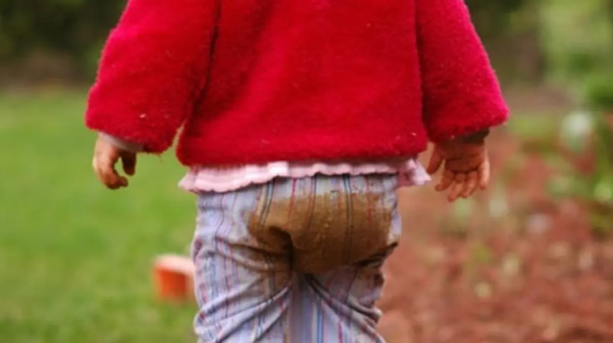 Roupa suja e manchada de lama 