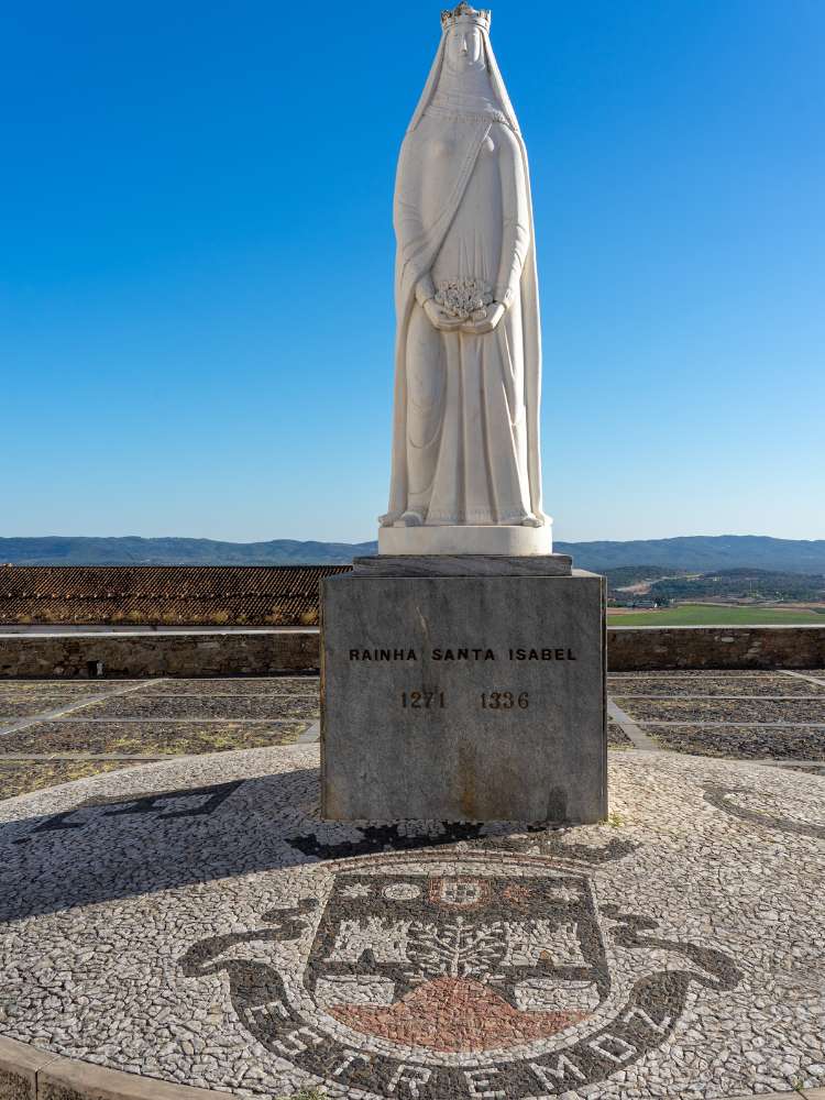 Estátua de Santa Isabel com céu azul ao fundo