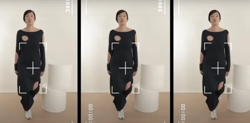 Modelo usa vestido preto com recortes circulares vazados.