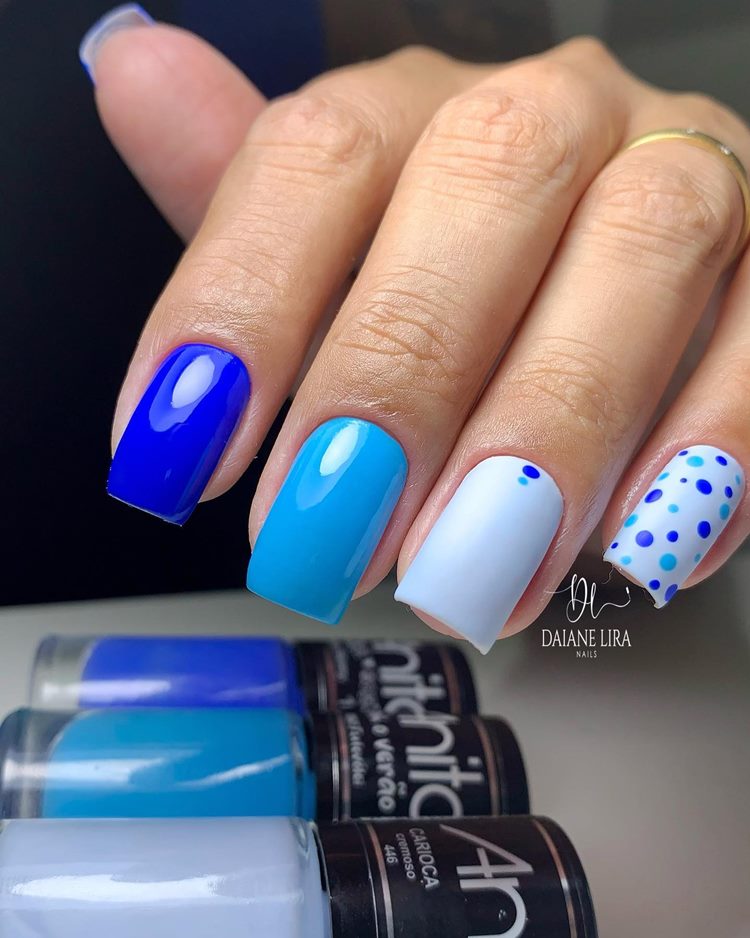 Unhas decoradas em tons de azul com bolinhas