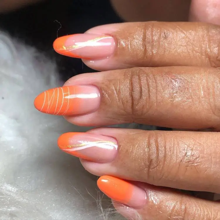 unhas laranjas redondas com francesinha, brilho encapsulado e teia