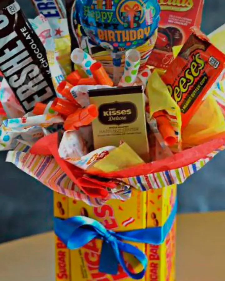 Cesta cheia de doces diversos
