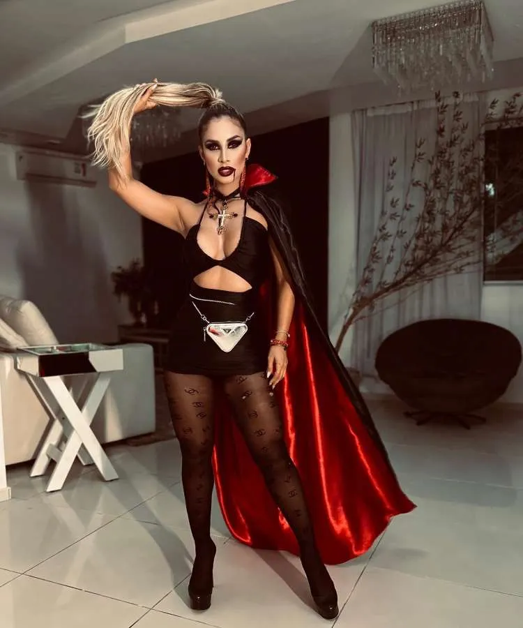 Fantasia de vampira, com capa vermelha e preta longa, para o Halloween