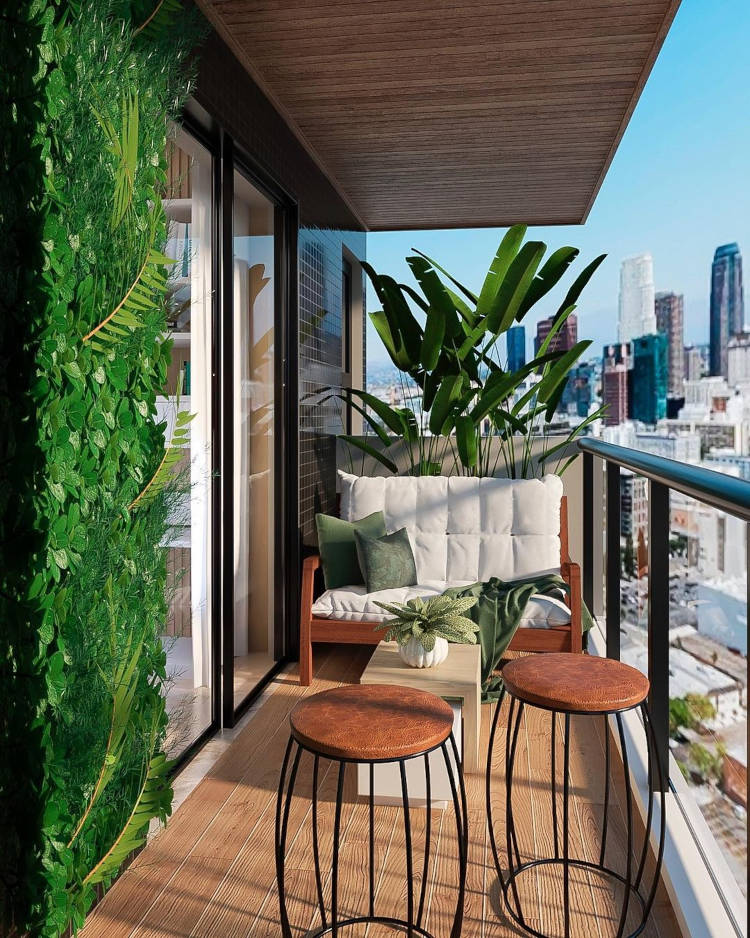 Decoração de varanda com jardim vertical e sofá.