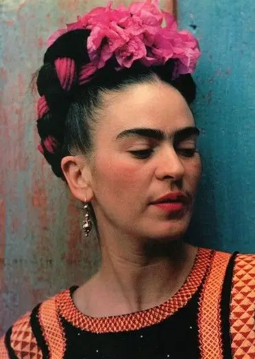 Fotografia Frida Kahlo com trança holandesa, fitas e flores no cabelo. 