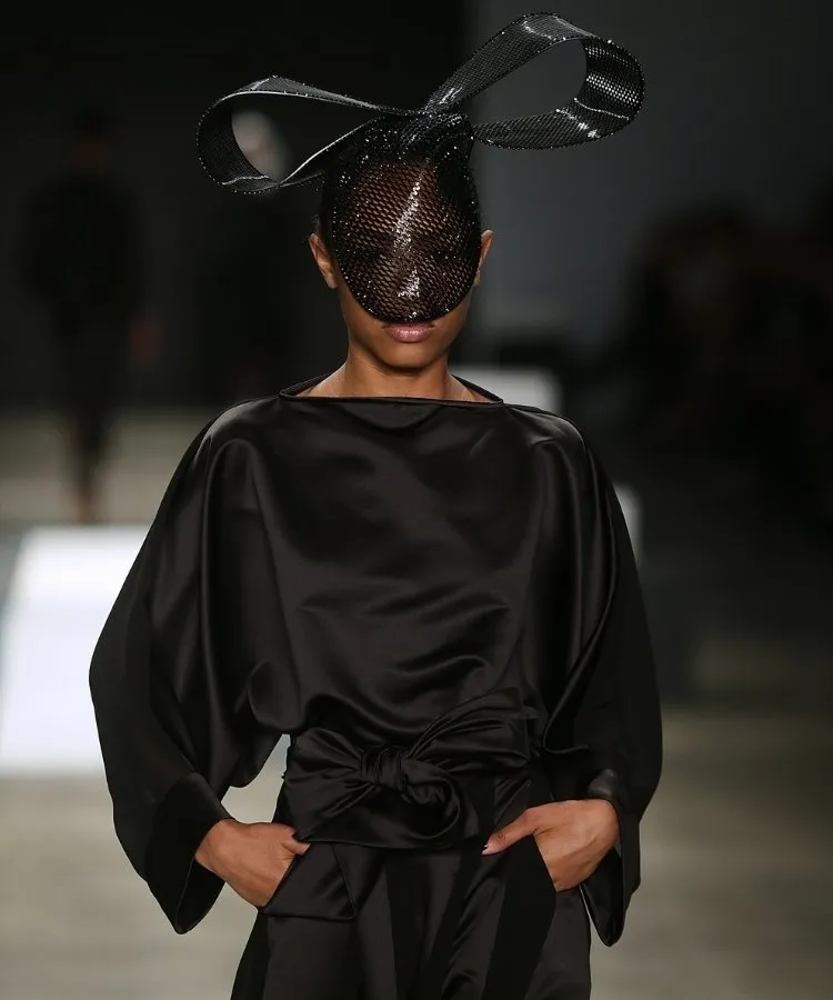 Foto de modelo usando chapéu de laço preto no desfile de chapéus de Davi Ramos no SPFW N60