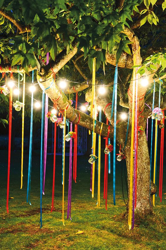 Decoração junina com fitas na árvore.