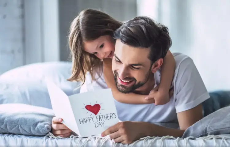 Dia dos Pais: Pai com cartão feito pela filha