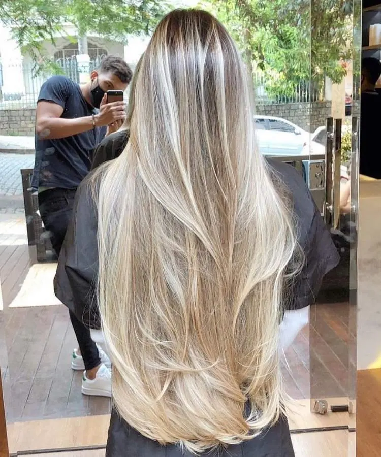 corte de cabelo longo liso.