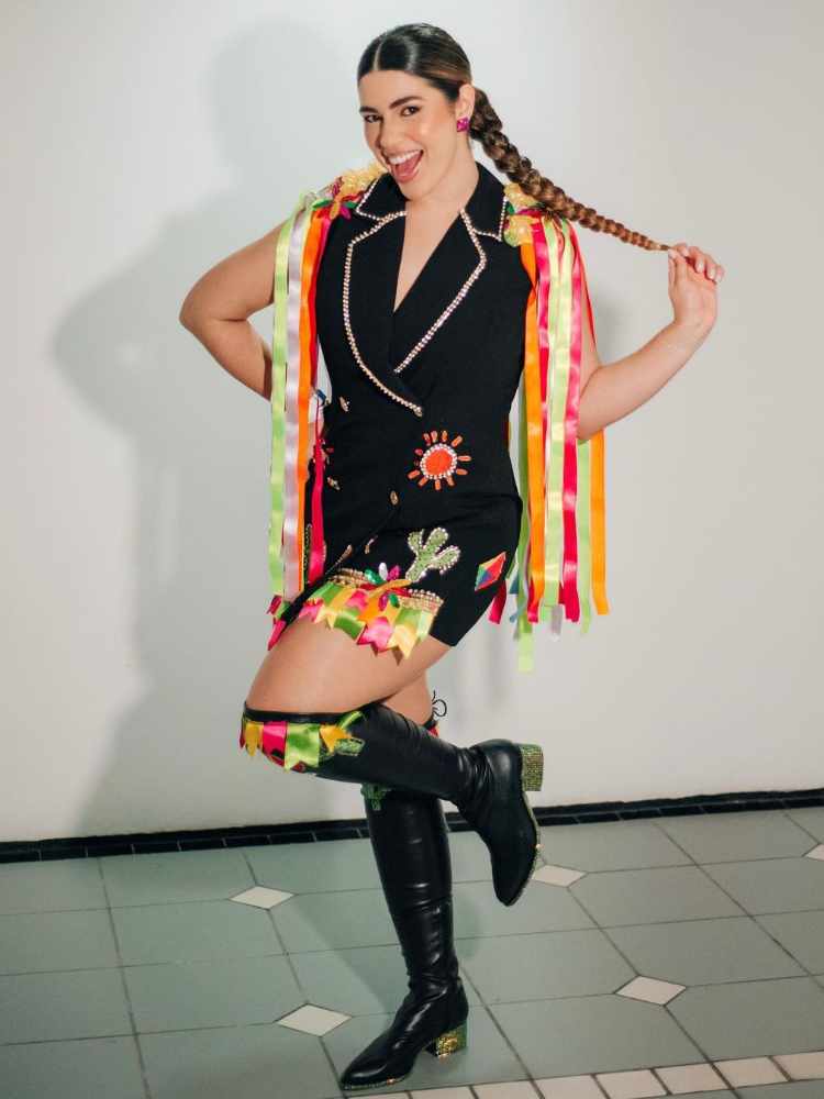 Viviam Amorim no São João da Thay 2023: look preto com desenhos tradicionais da festa, como balão, cacto, decorado com ombreira de fitas e bandeirinhas de fitas