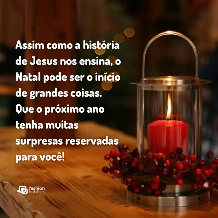 Foto de mesa com vela acesa e frase:  Assim como a história de Jesus nos ensina, o Natal pode ser o início de grandes coisas. Que 2024 tenha muitas surpresas reservadas para você!